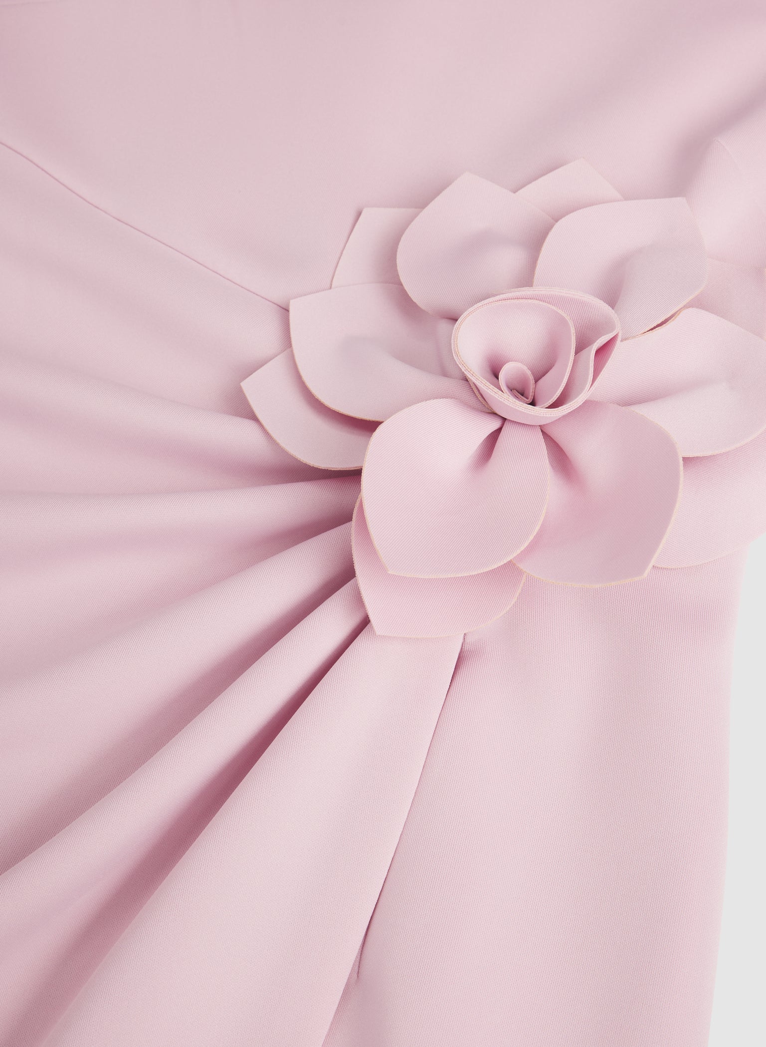 Vestido Corto Rosa con Detalle Floral