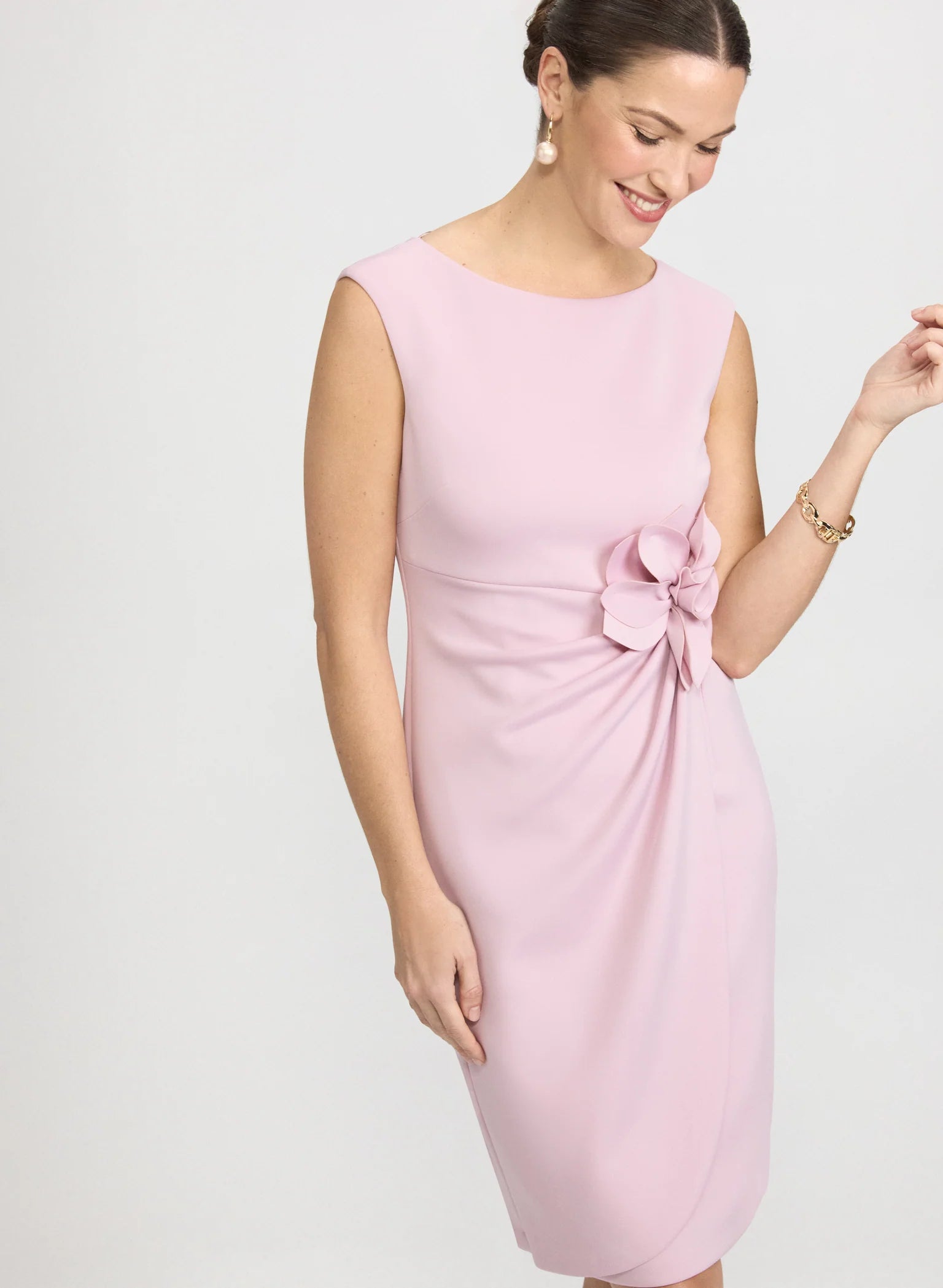 Vestido Corto Rosa con Detalle Floral