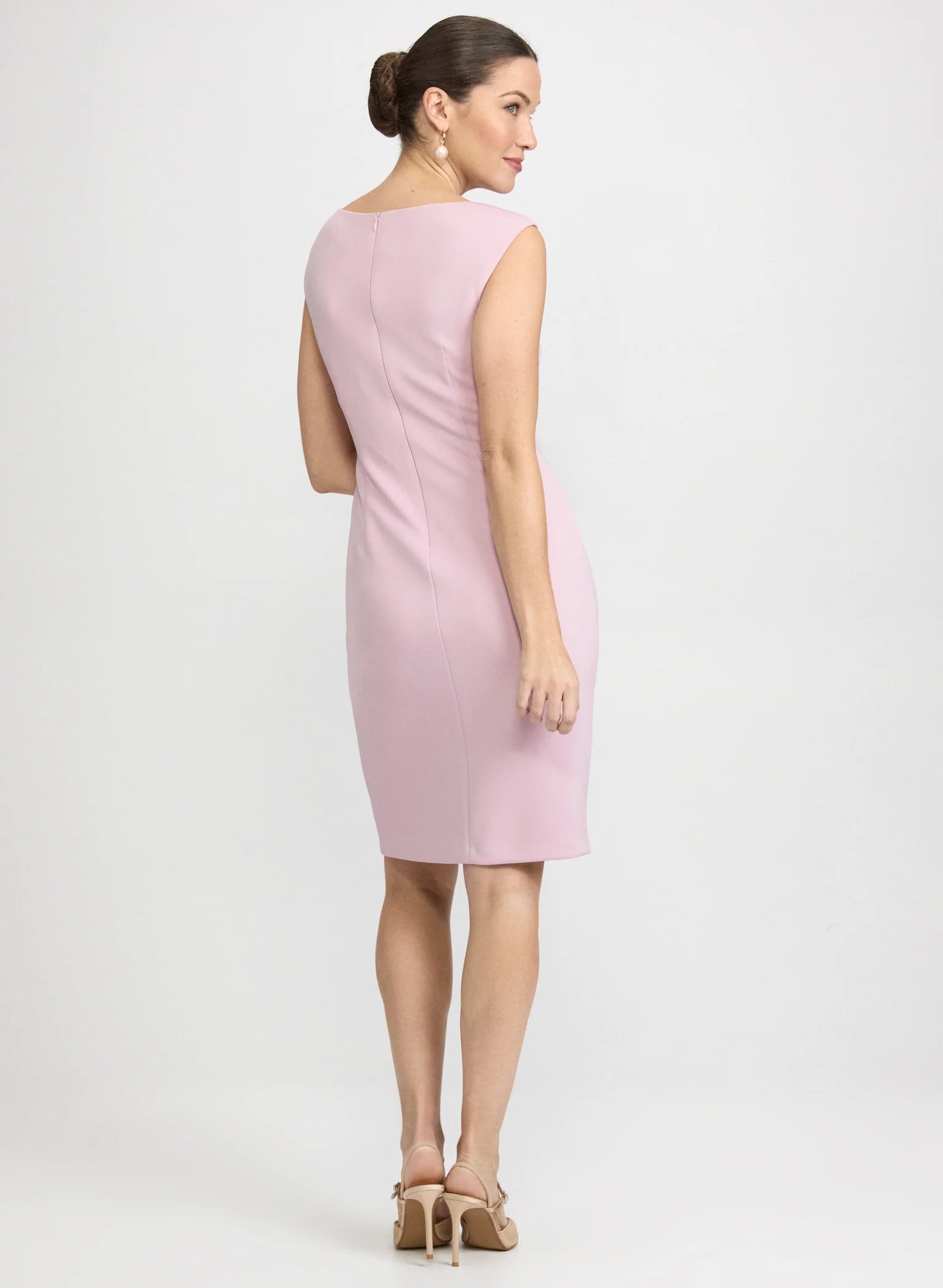 Vestido Corto Rosa con Detalle Floral