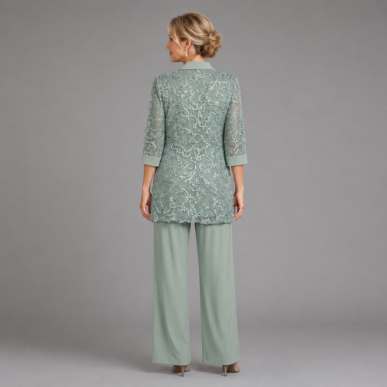 Traje de señora verde salvia con bordados