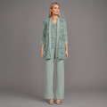 Traje de señora verde salvia con bordados
