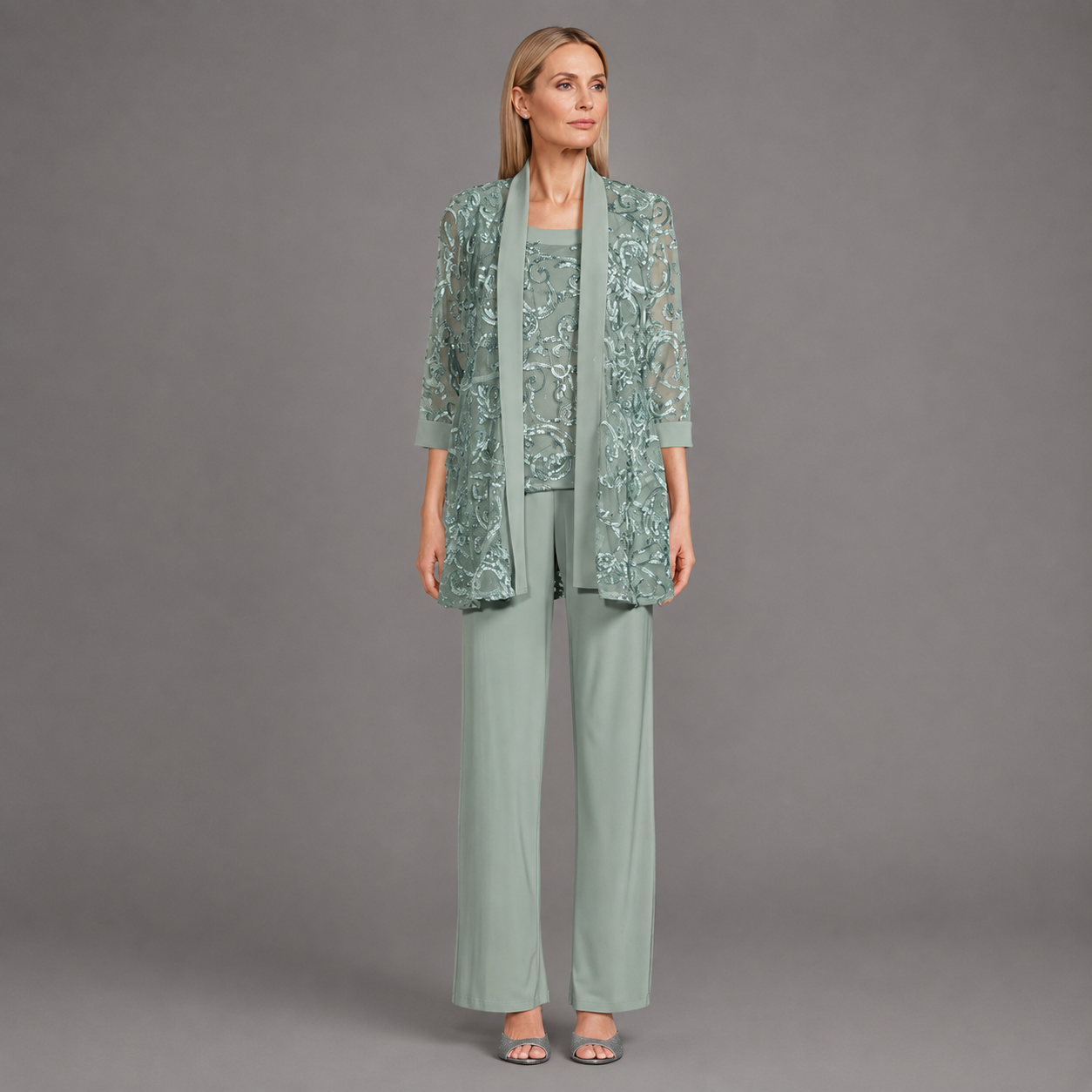 Traje de señora verde salvia con bordados