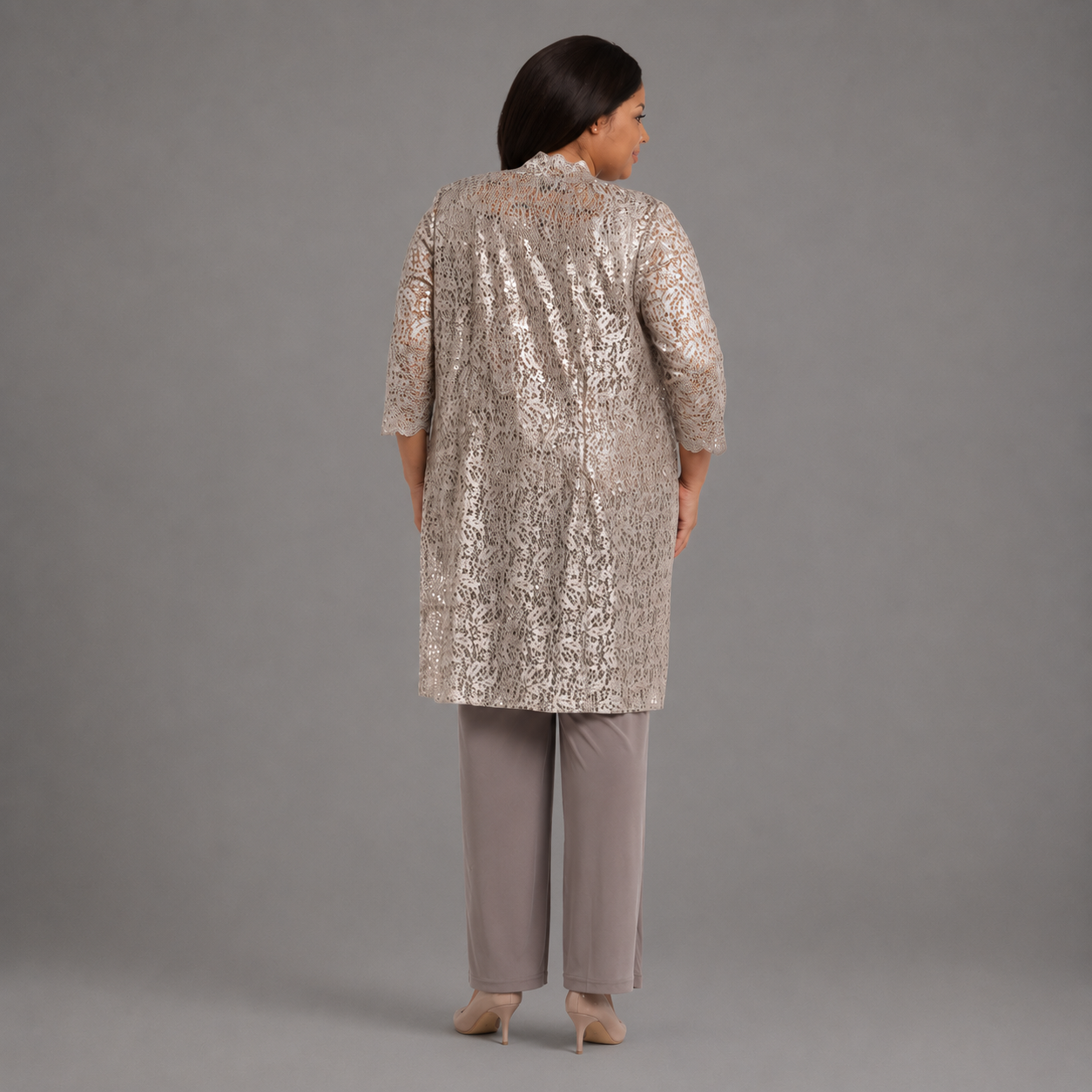 Traje de señora champagne con chaleco bordado