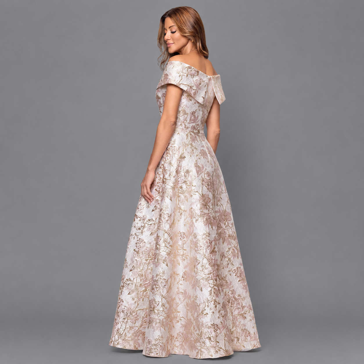 Vestido de Gala Champagne con Bordado Floral y Hombros Caídos