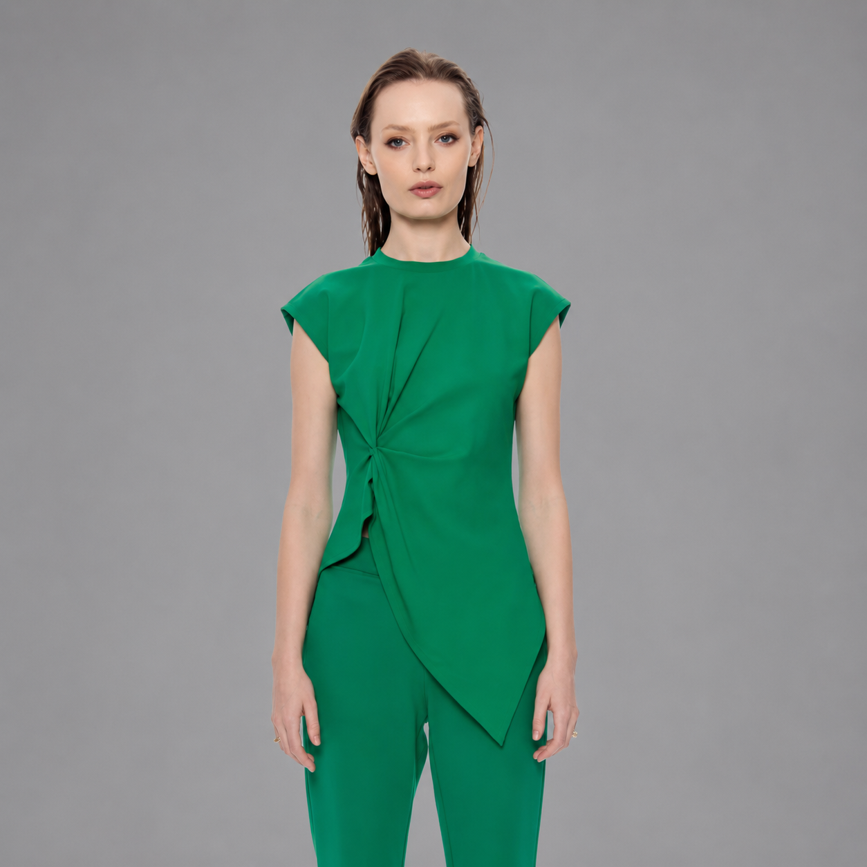 Blusa Verde con Textura Corrugada y Detalle Lateral
