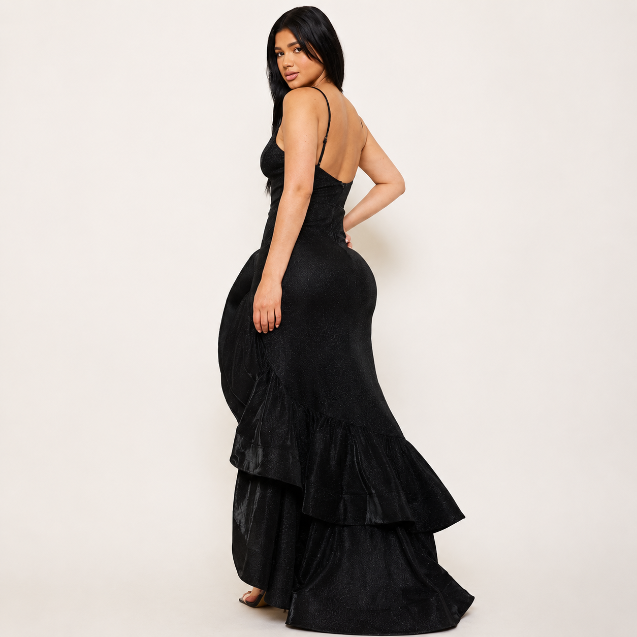 Vestido Largo Negro con Caída en Vuelos