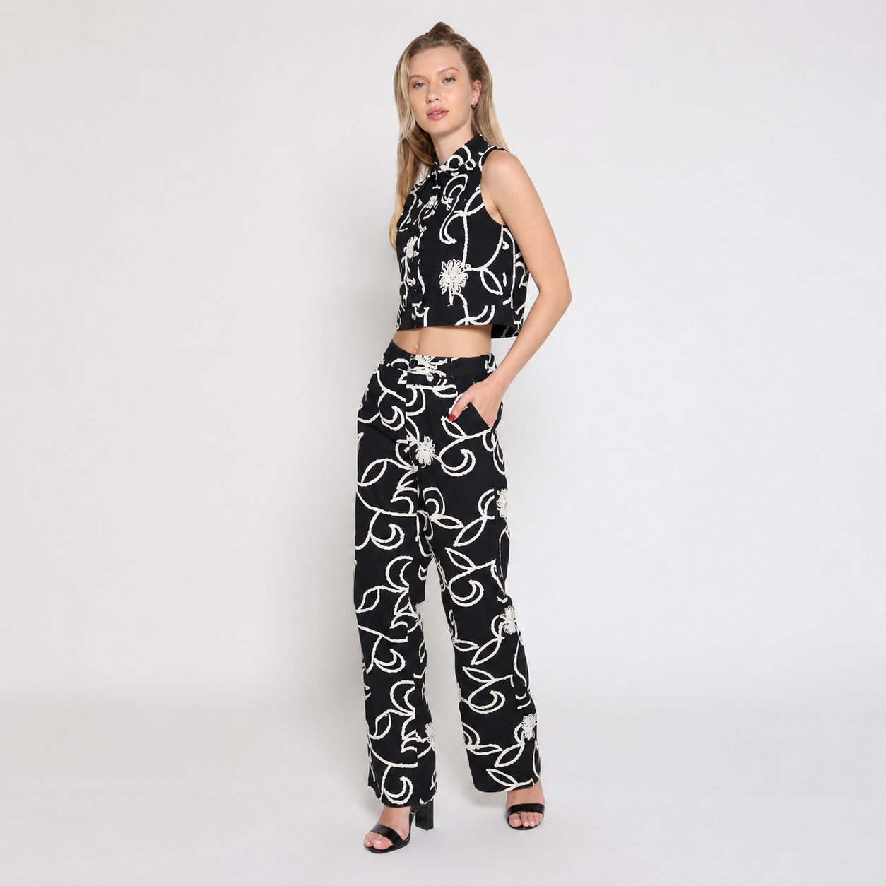 Conjunto Floral Negro con Pantalón Pierna Ancha