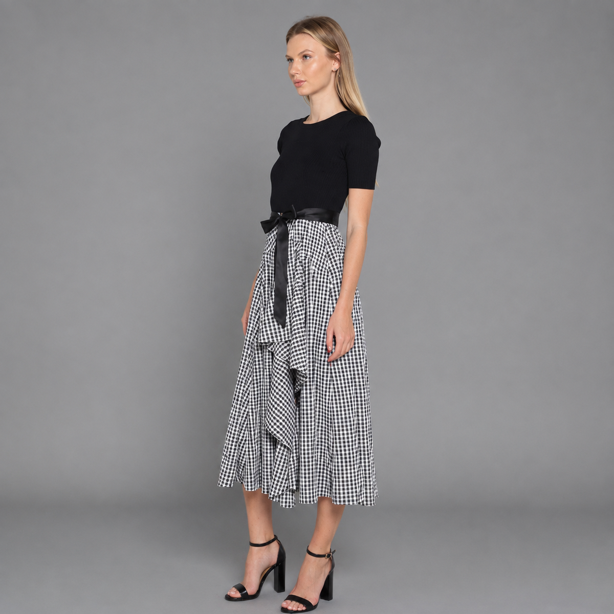 Vestido Midi Bicolor Negro y Gris con Manga Corta