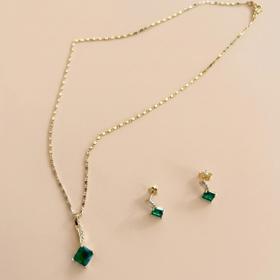 Juego de Arete y Cadena con Piedra Esmeralda