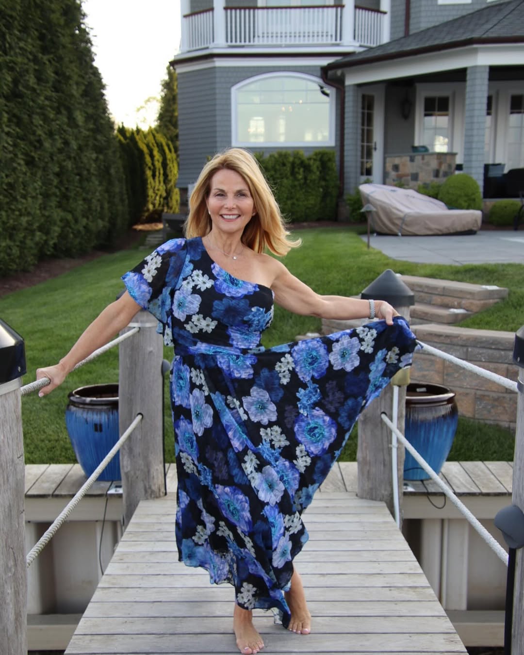 Vestido Midi Floral Azul con Escote Asimétrico