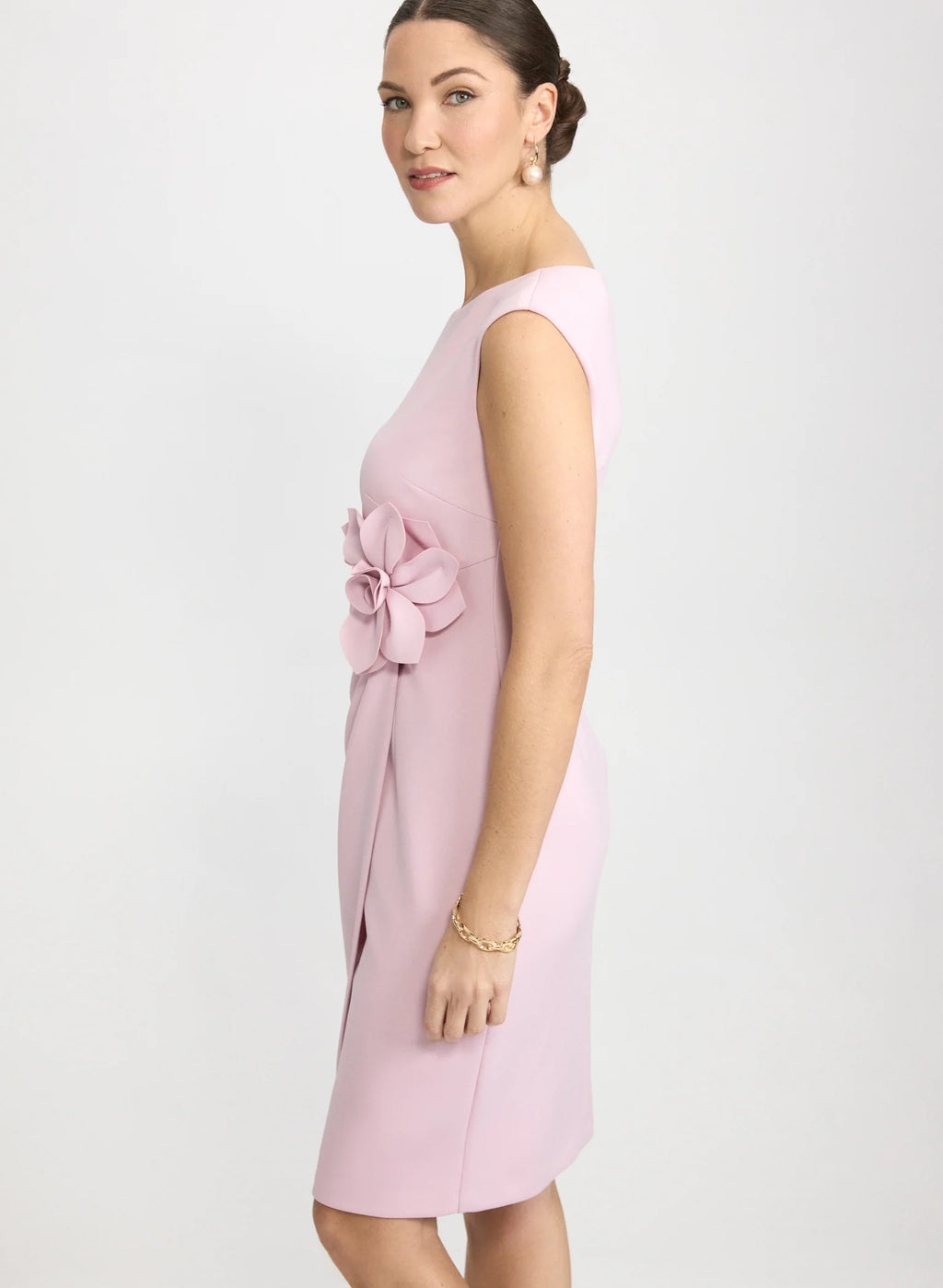 Vestido Corto Rosa con Detalle Floral
