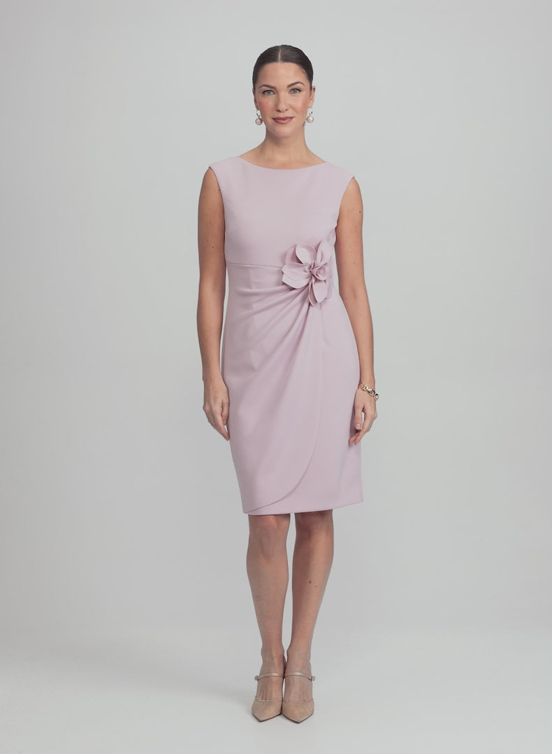 Vestido Corto Rosa con Detalle Floral
