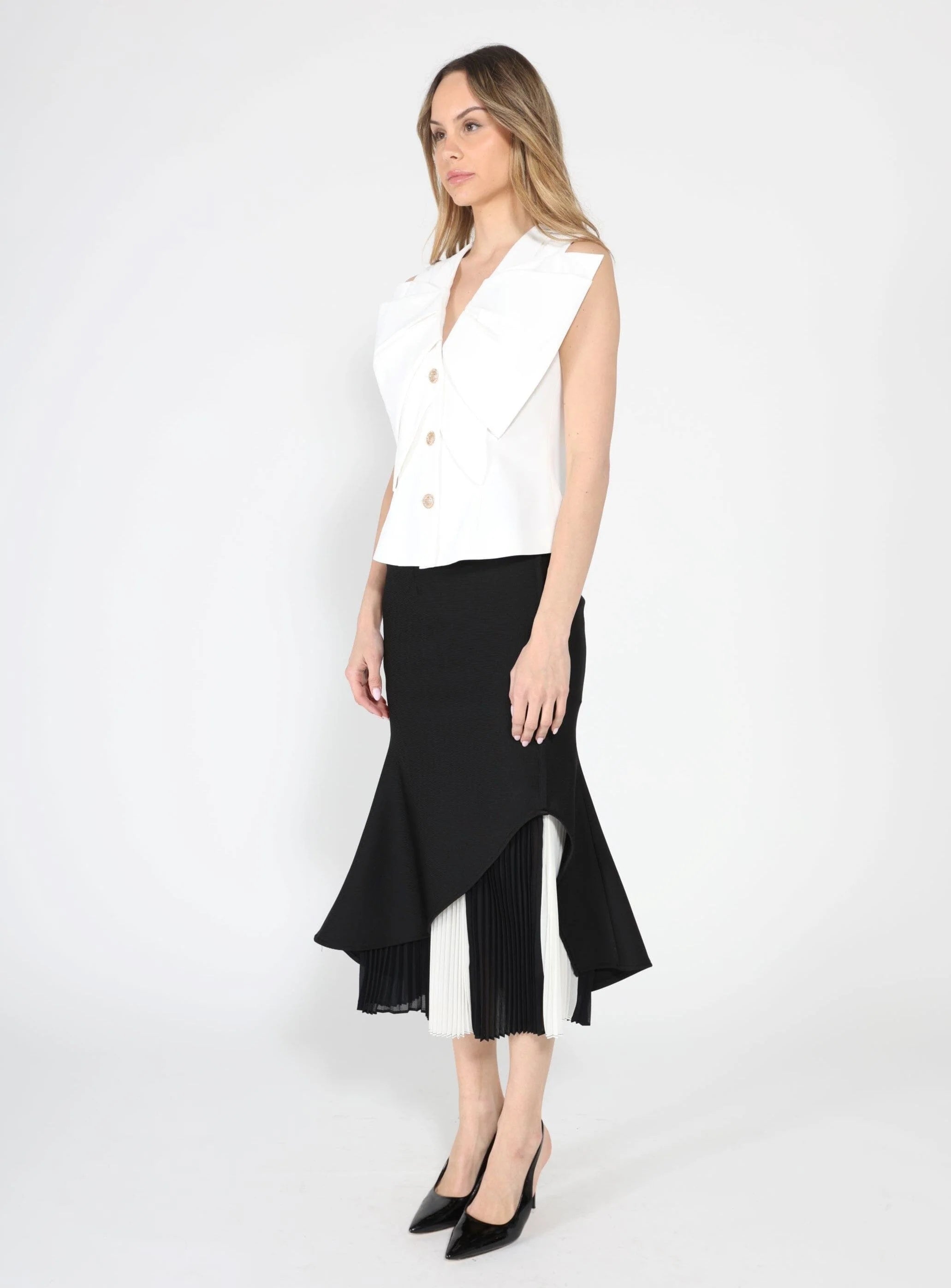 Blusa Blanca sin Mangas con Botones Dorados