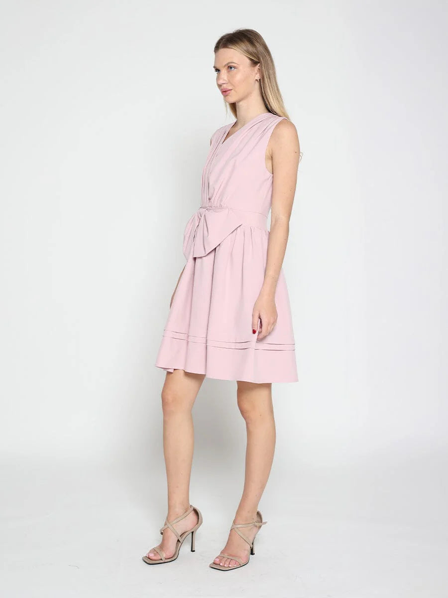 Vestido Corto Rosa con Detalle Plisado